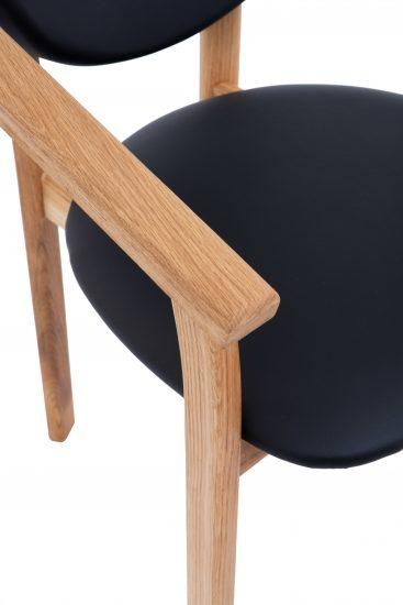 Dřevěná židle s područkami Alexis je to skvělý spojenec pro vaše pohodové posezení a skvělá volba pro ty, kteří hledají elegantní design, pohodlí a vysokou kvalitu.