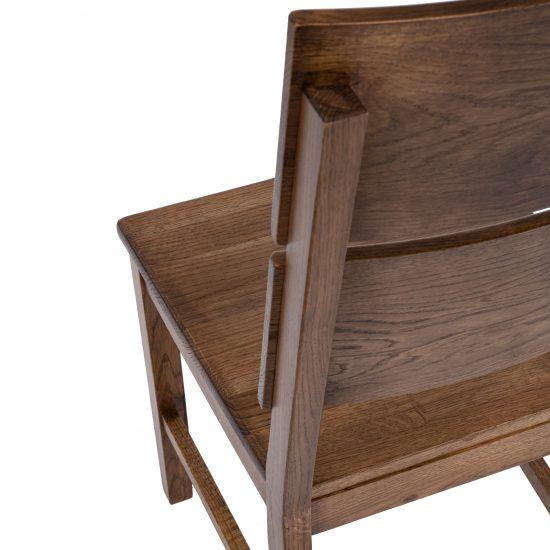 Dubová židle Karla je ztělesněním kvality a stylu, která vás nikdy nenechá na pochybách o vaší volbě. Vychutnejte si každé sousto večeře v náručí dokonalé stability a pevnosti, které vám může poskytnout pouze pečlivě vybrané masivní dubové dřevo.