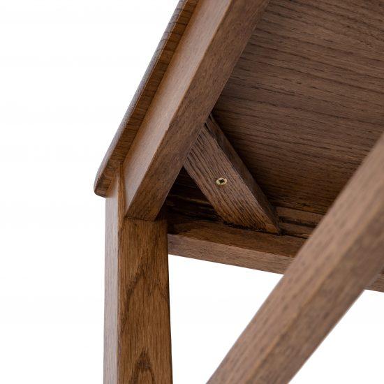 Dubová židle Karla je ztělesněním kvality a stylu, která vás nikdy nenechá na pochybách o vaší volbě. Vychutnejte si každé sousto večeře v náručí dokonalé stability a pevnosti, které vám může poskytnout pouze pečlivě vybrané masivní dubové dřevo.