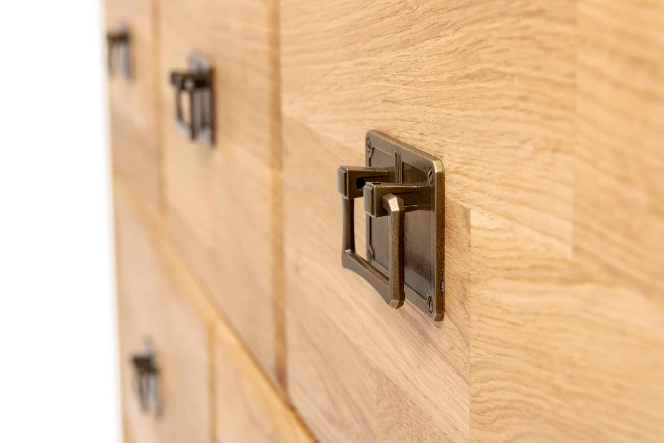 Dubová komoda Troja 7 zásuvek je skvělým doplňkem pro vaši ložnici nebo obývací pokoj.