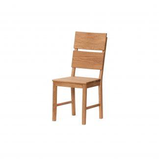 Dubová židle Karla je mistrovské dílo řemeslné preciznosti, které ztělesňuje sílu přírody a eleganci designu.