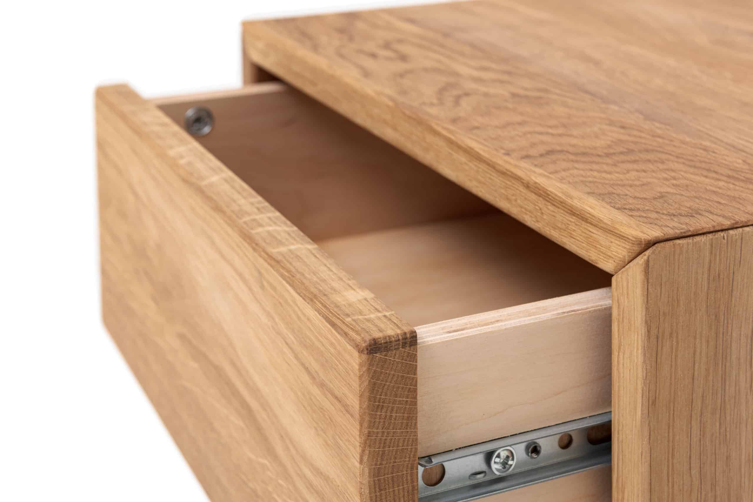 Dubový noční stolek Sofi je vyroben z pravého dubu, který je nejen esteticky krásný, ale také vydrží vám celé generace.