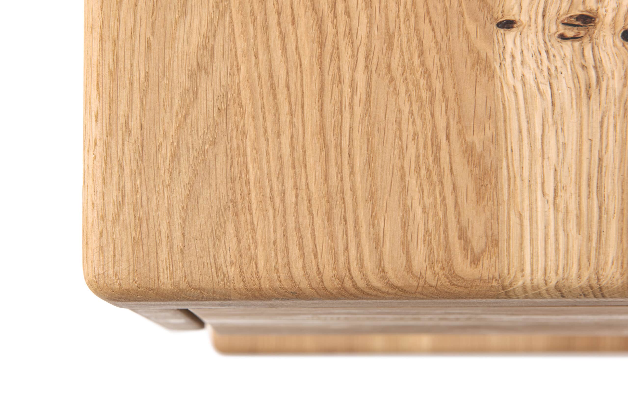 Masivní dubový noční stolek je vyroben z masivního dubu, který je ošetřen kvalitním olejem. Pokud upřednostňujete masivní dub před levnějším materiálem, tento noční stolek z masivu je ta správná volba.