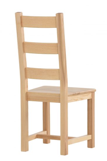 Jasanová židle Ladder Back lakovaná – cenově dostupné, nadčasové a praktické řešení pro váš domov. Nabízí pohodlné sezení a elegantní design.