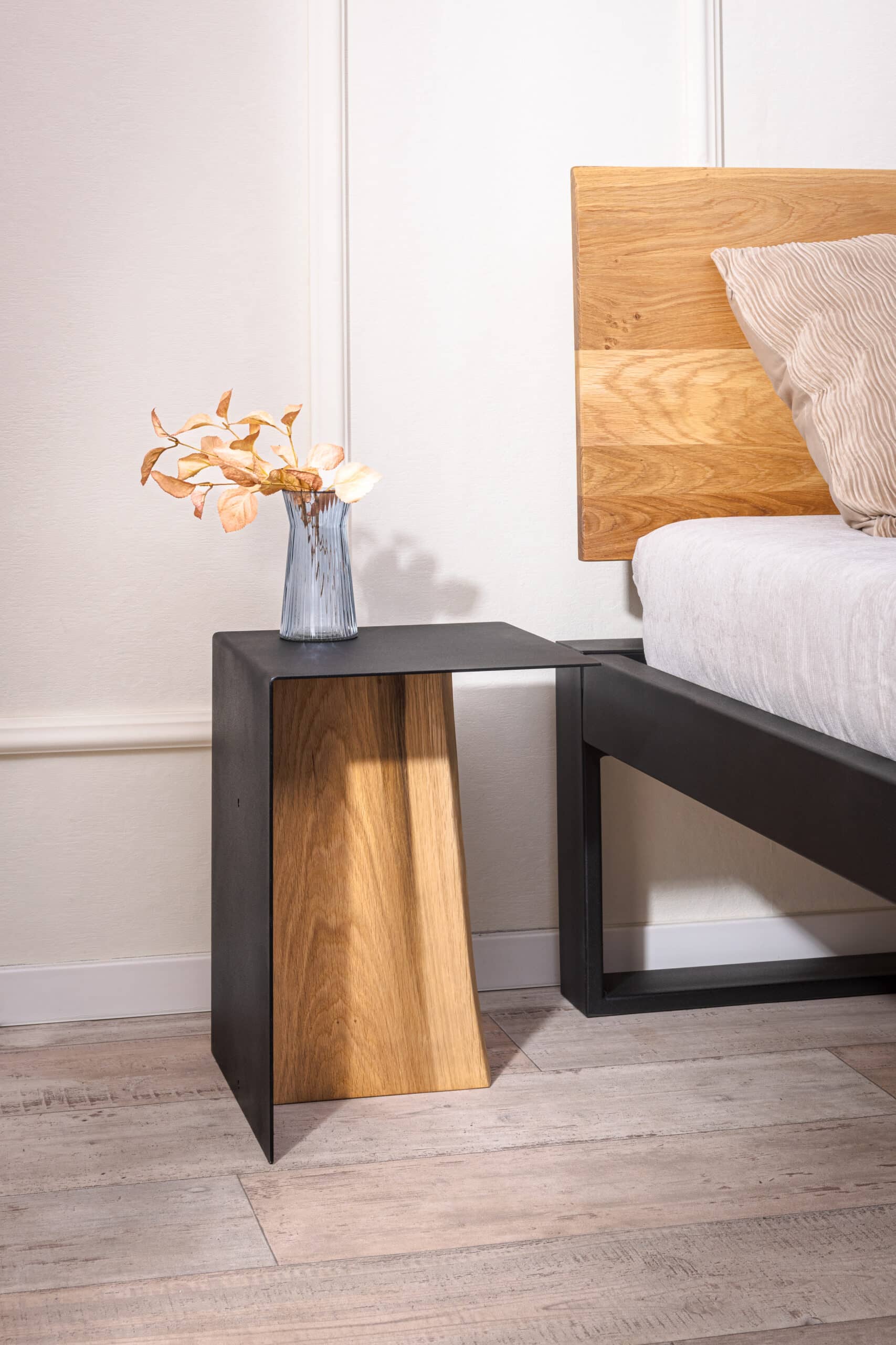Żelazne łóżko Tara 160×200 w połączeniu litego dębu i metalu - obrazek 10