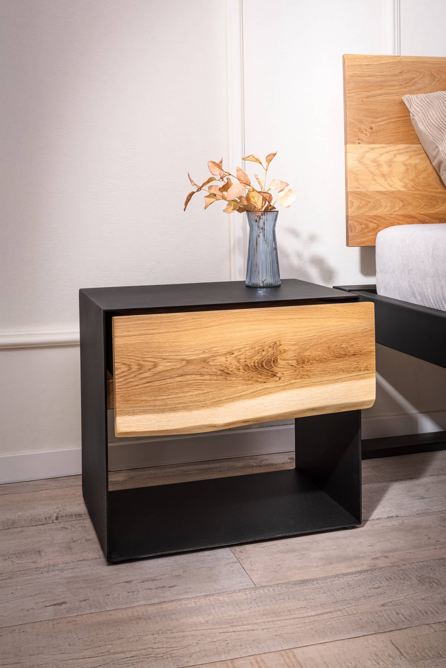 Żelazne łóżko Tara 160×200 w połączeniu litego dębu i metalu - obrazek 9