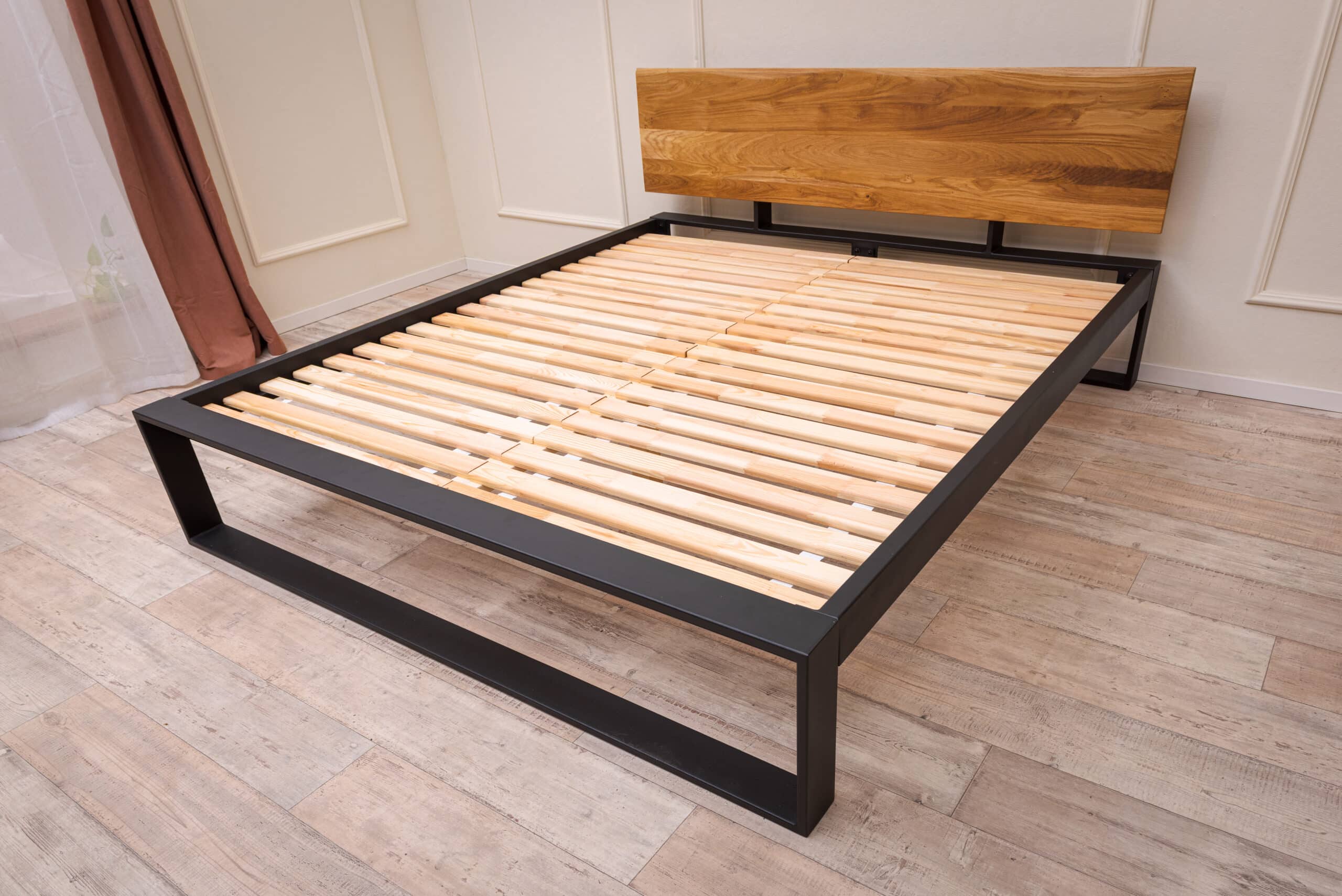 Żelazne łóżko Tara 160×200 w połączeniu litego dębu i metalu - obrazek 3
