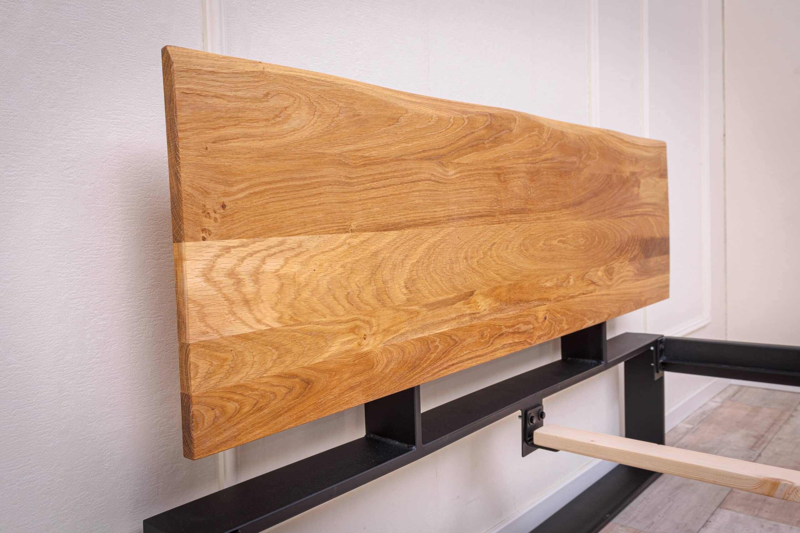 Żelazne łóżko Tara 160×200 w połączeniu litego dębu i metalu - obrazek 5