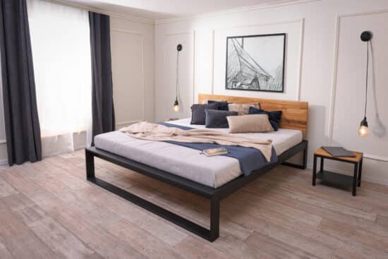 Żelazne łóżko Tara 160×200 w połączeniu litego dębu i metalu - obrazek 2