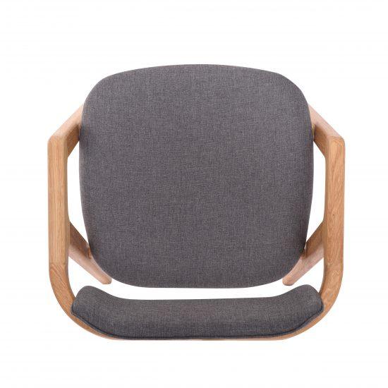 Dubová židle Aksel s tmavě šedým polstrováním je více než jen kus nábytku. Je to místo, kde budete trávit čas se svou rodinou a přáteli, ať už při ranní kávě nebo při večerním rozhovoru.