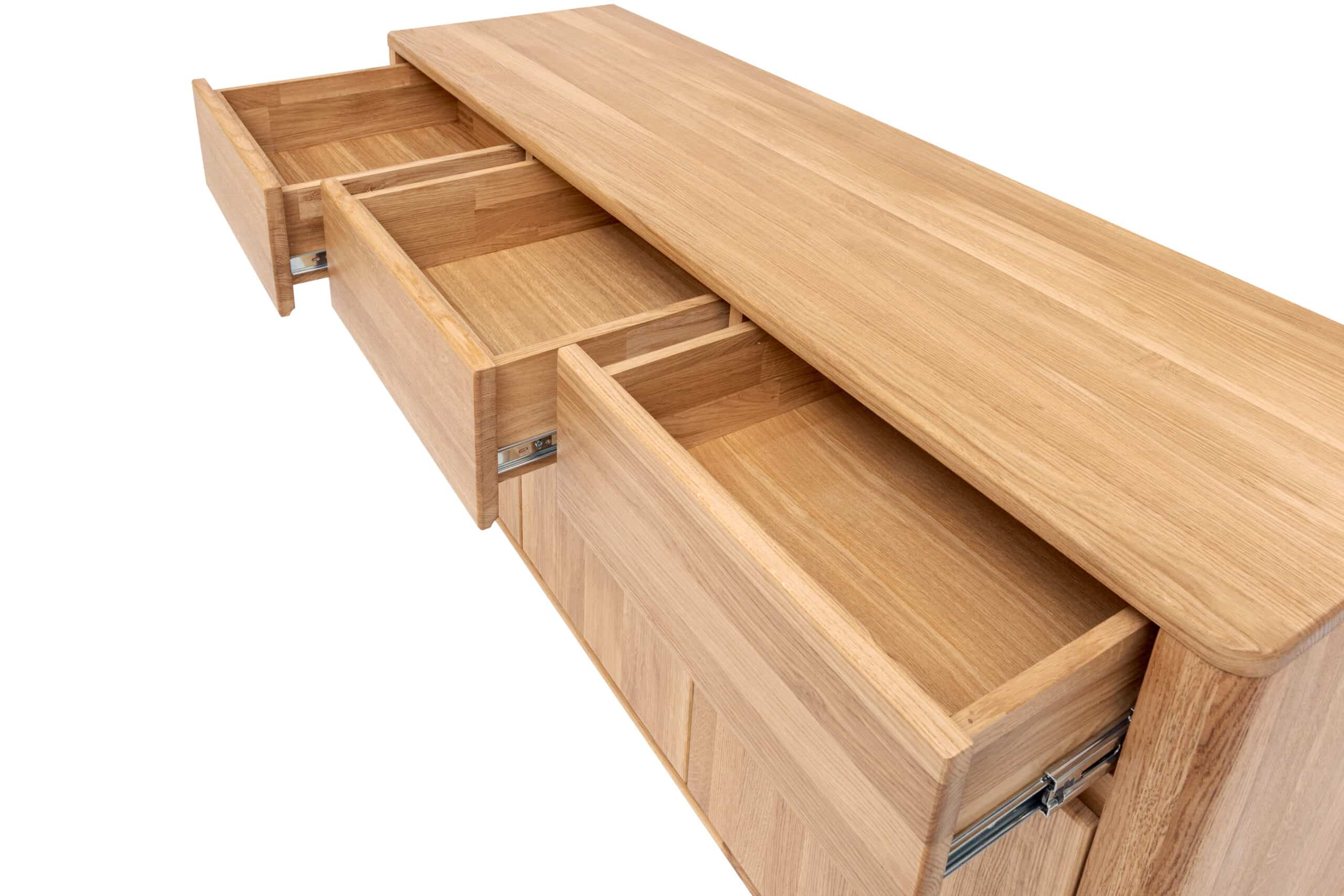 Masivní dubová komoda Lausanne se stane nepostradatelným doplňkem Vašeho domova a poskytne Vám dostatek úložného prostoru.