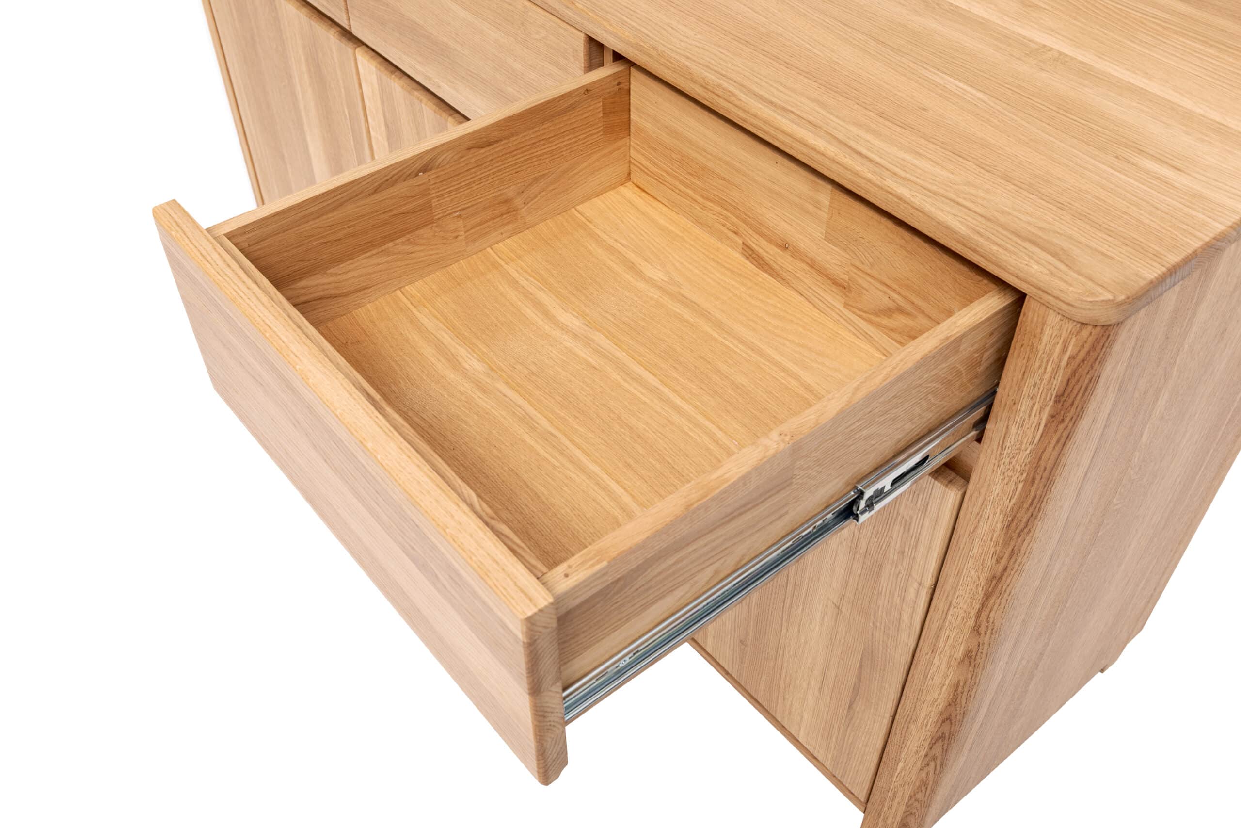 Masivní dubová komoda Lausanne se stane nepostradatelným doplňkem Vašeho domova a poskytne Vám dostatek úložného prostoru.