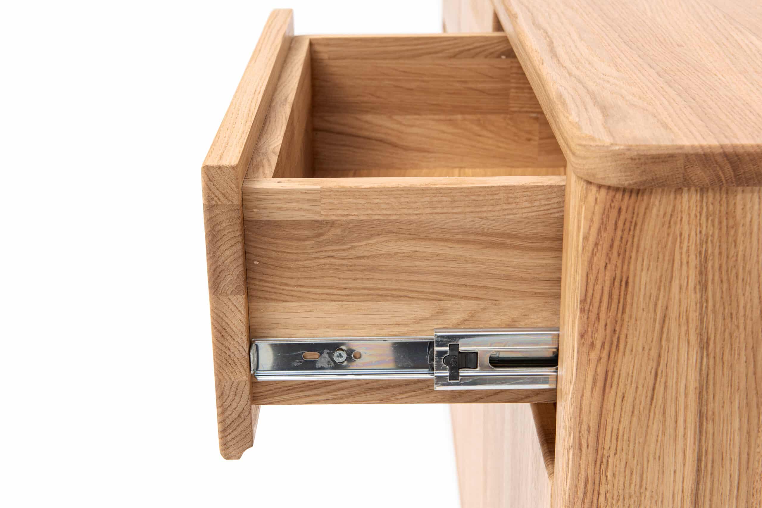 Masivní dubová komoda Lausanne se stane nepostradatelným doplňkem Vašeho domova a poskytne Vám dostatek úložného prostoru.