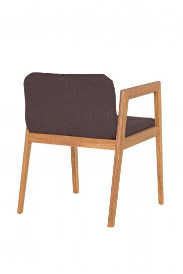 Židle s područkami ID s hnědým polstrováním je nestárnoucí klasika s moderním nádechem, multifunkční klenot, který přináší rozměr komfortu a stylu do vaší jídelny. 