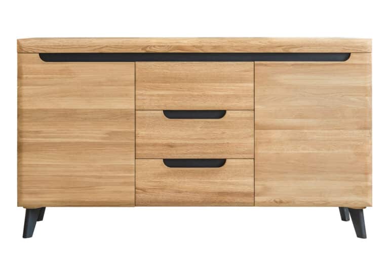 Dřevěná komoda z masivu na nožičkách je mistrovským dílem řemesla, které nese s přehledem nádech modernosti a tradičních hodnot.