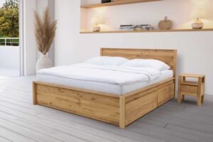 Postel dvoulůžko Sandra 160x200, vyrobené z masivního dubu s praktickým úložným prostorem. Ideální volba pro rodiny hledající kvalitní a funkční dubovou postel. Nakupte ještě dnes a zpříjemněte svůj spánek!