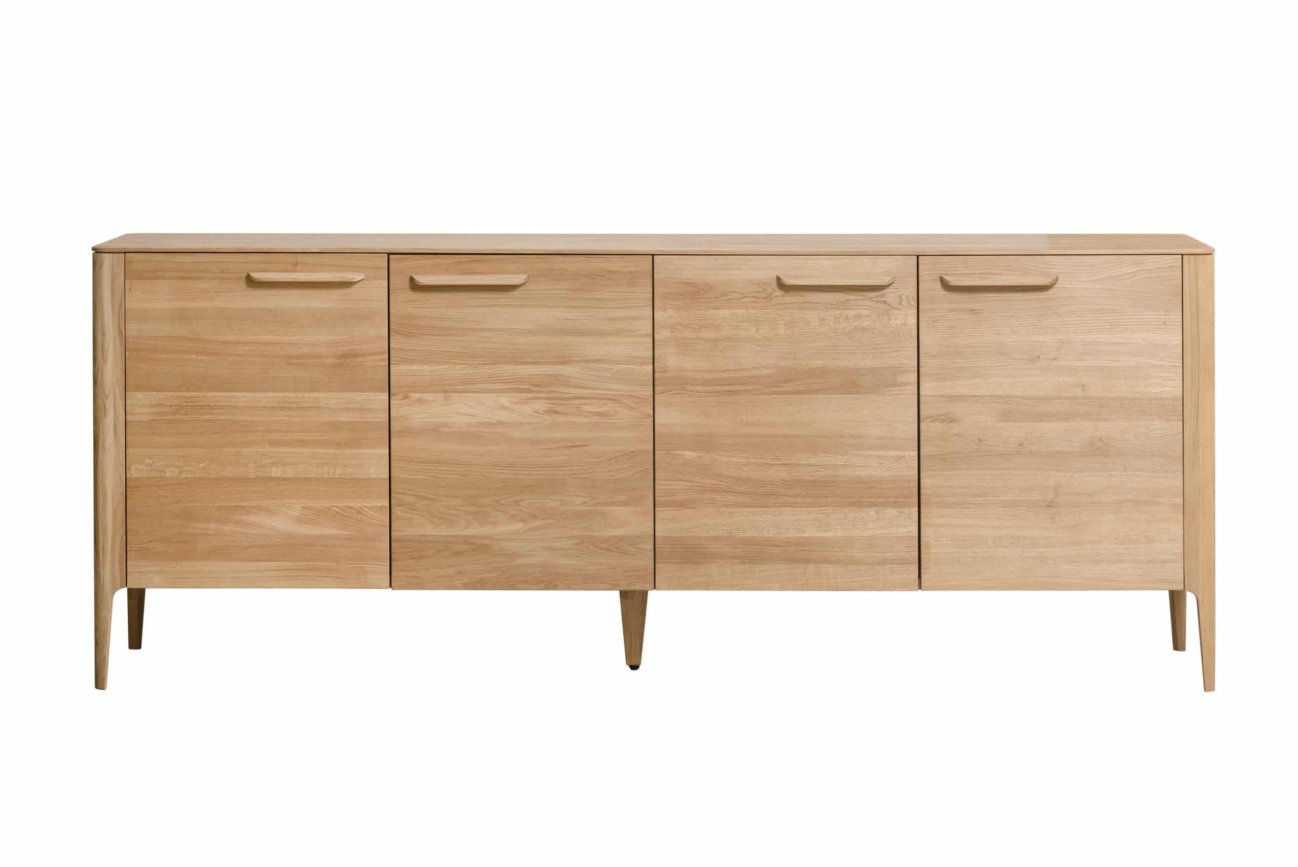 Dubová komoda Atlanta v skandinávském stylu s minimalistickým designem a tenkými liniemi je skvělým doplňkem každého interiéru.