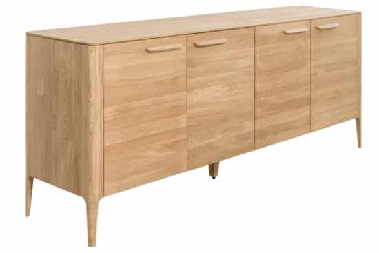 Dubová komoda Atlanta v skandinávském stylu s minimalistickým designem a tenkými liniemi je skvělým doplňkem každého interiéru.
