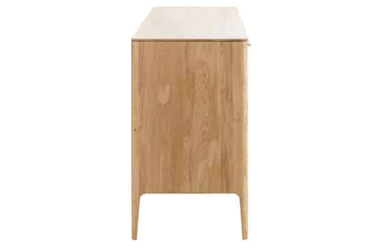 Dubová komoda Atlanta v skandinávském stylu s minimalistickým designem a tenkými liniemi je skvělým doplňkem každého interiéru.