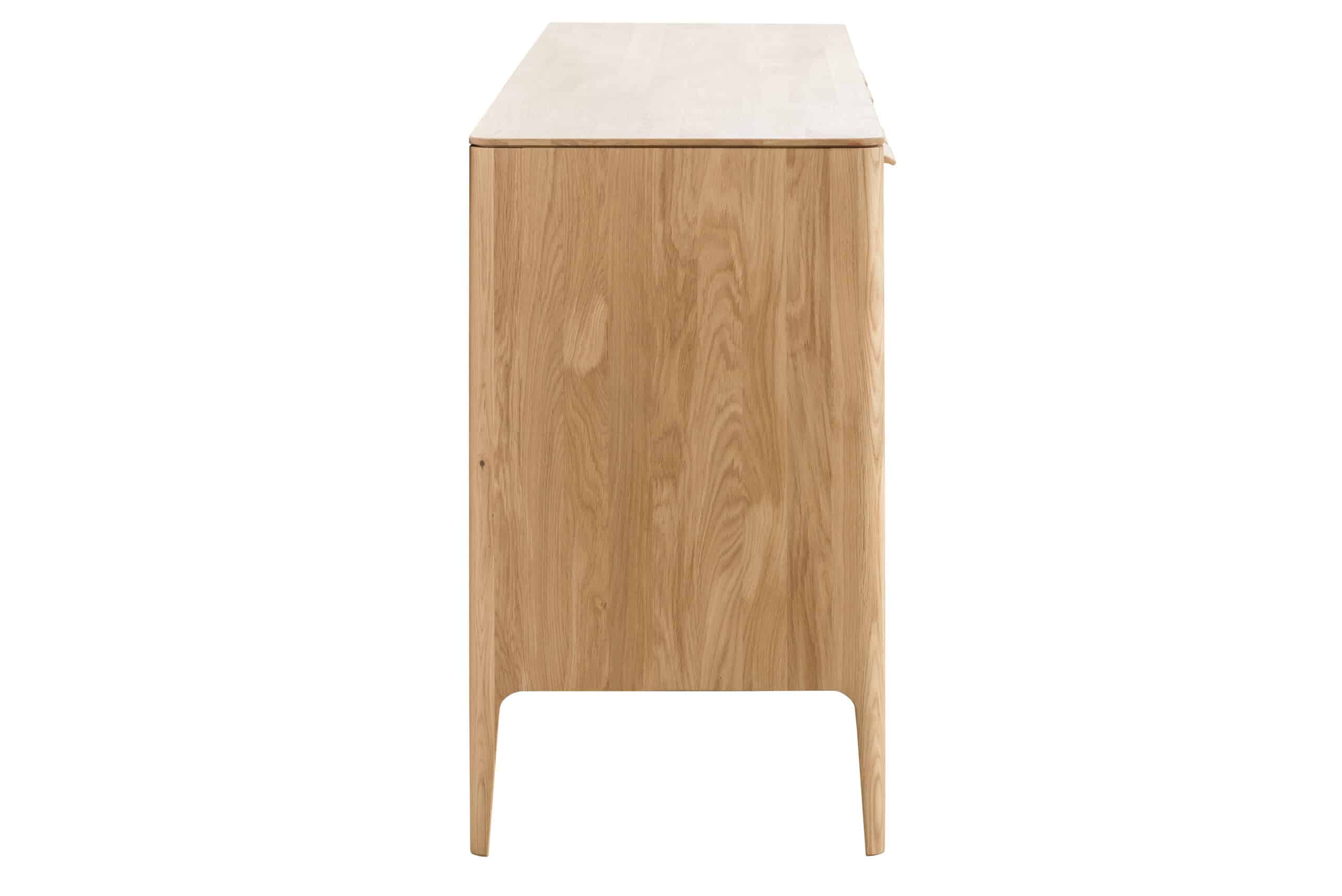 Dubová komoda Atlanta v skandinávském stylu s minimalistickým designem a tenkými liniemi je skvělým doplňkem každého interiéru.
