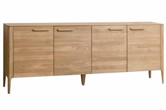 Dubová komoda Atlanta v skandinávském stylu s minimalistickým designem a tenkými liniemi je skvělým doplňkem každého interiéru.