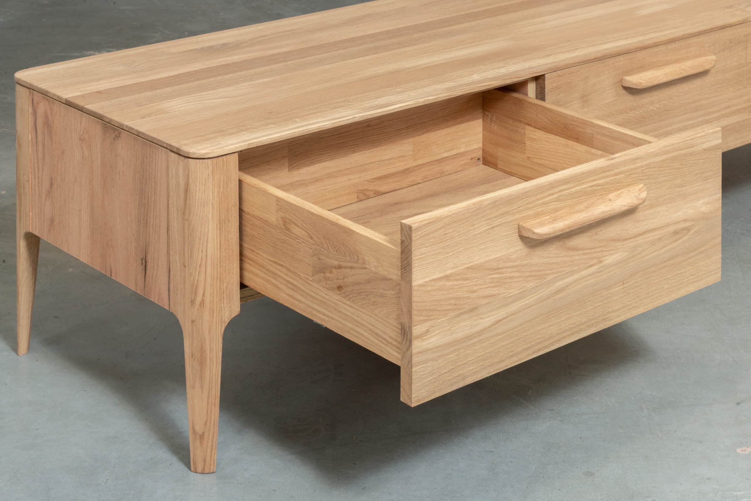Dubová komoda pod TV Atlanta-skvost mezi nábytkem je tím pravým ořechovým pro milovníky skandinávského minimalistického designu.