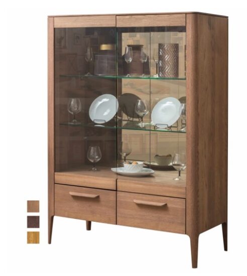 Dubová vitrína Atlanta je luxusním kusem nábytku, která vyniká nejen svými tenkými liniemi a minimalistickým designem, ale také praktičností.