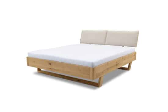 Masivní postel Diana je vyrobena z dubu, který je ošetřen kvalitním olejem. Látkové čelo je vyrobeno z odolné látky, díky kterému se můžete opřít například při čtení.