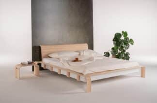 Designová postel Konstanz je spojením vysoce kvalitního materiálu a luxusního designu a činí  ideální volbu pro ty, kteří hledají praktičnost a eleganci pro svůj domov.