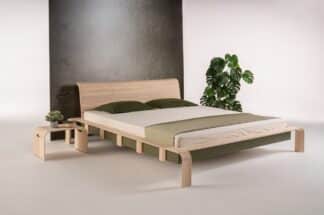 Designová postel Konstanz je klíčem k dokonalému spojení elegance, pohodlí a praktičnosti ve Vaší ložnici. Tato exkluzivní jasanová postel je víc než jen místo, kde skončíte každou noc. Je to zážitek luxusu, který transformuje Vaše spánkové prostředí do oázy klidu a stylu.