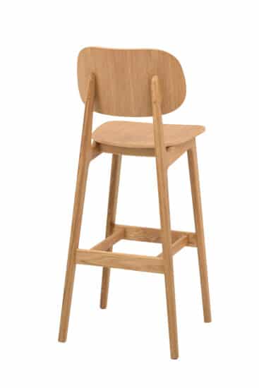 Barová židle Verde z masivu dubu je dokonalým doplňkem, který přinese do vašeho prostoru nejen komfort, ale i neotřelý styl.