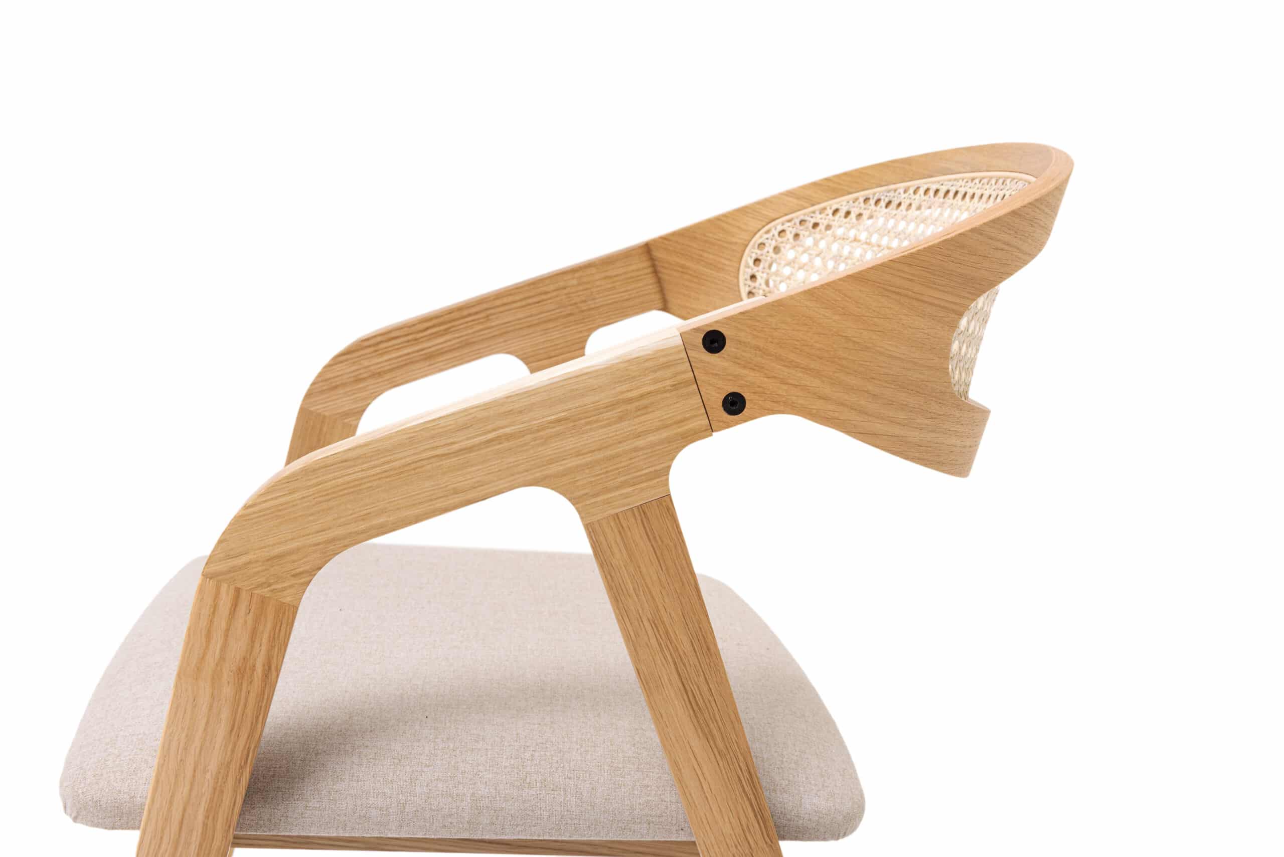 Židle s područkami Freja -skvělá kombinace robustního dubového dřeva a provanského designu, který přidává každému prostoru nádech elegance a tradice.