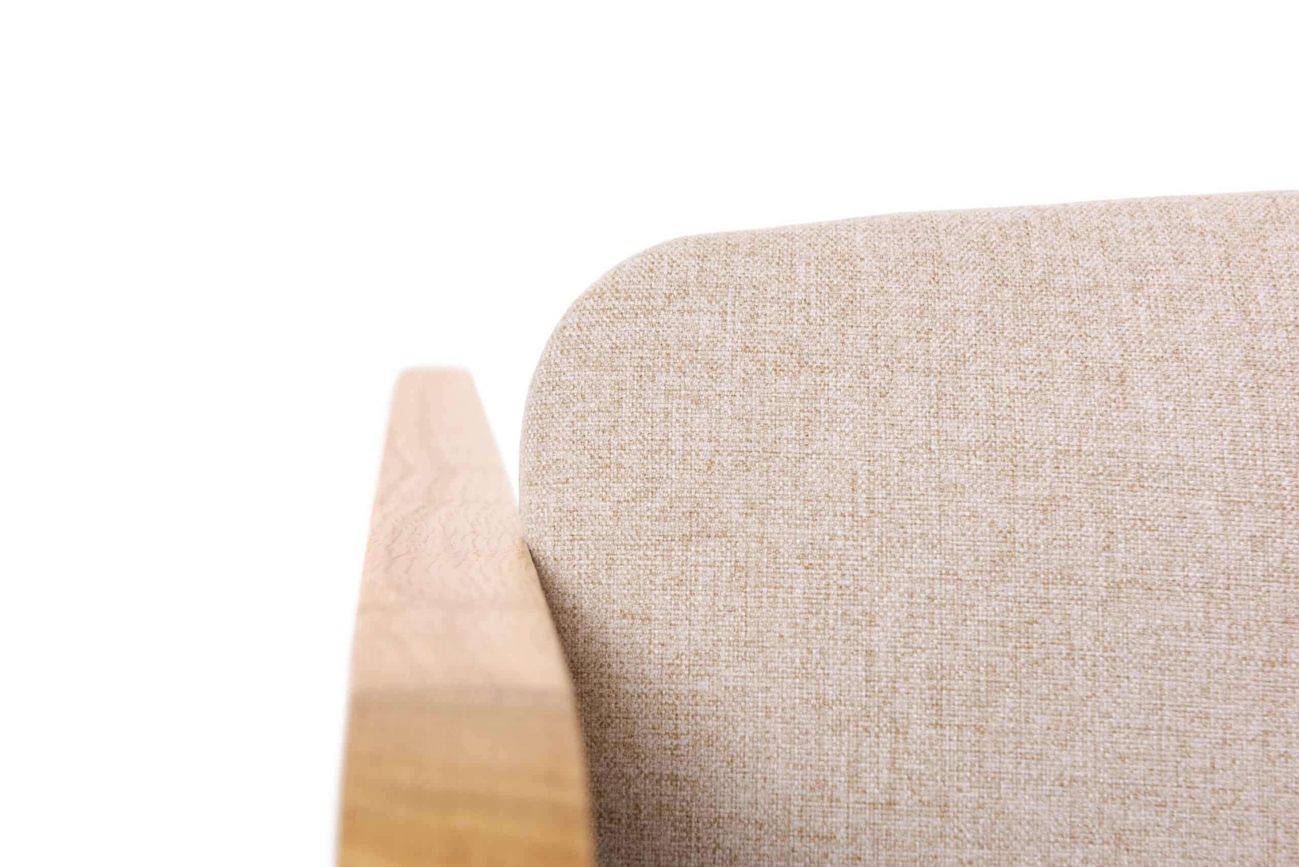 Židle s područkami Freja -skvělá kombinace robustního dubového dřeva a provanského designu, který přidává každému prostoru nádech elegance a tradice.