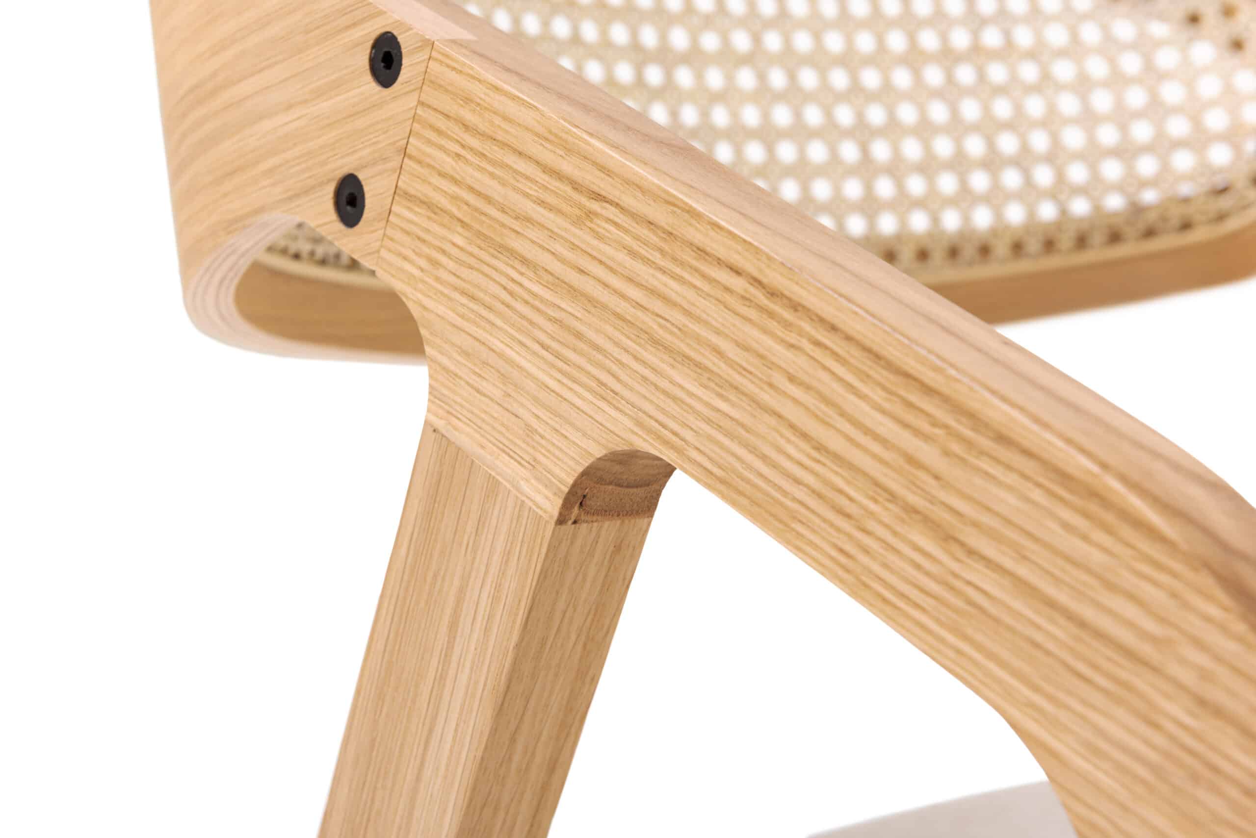 Židle s područkami Freja -skvělá kombinace robustního dubového dřeva a provanského designu, který přidává každému prostoru nádech elegance a tradice.