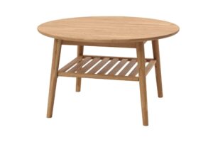 Konferenční stolek z masivu dubu Futura je dokonalým spojením elegance a funkčnosti, které promění každý obývací pokoj v prostor plný tepla a pohody.