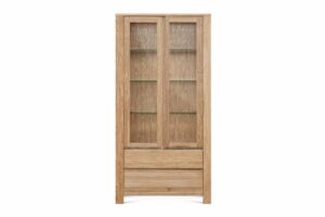 Prosklená vitrína Aura je exkluzivní kus nábytku vyroben z nejkvalitnějšího masivního dubového dřeva, které je nejen krásné na pohled, ale také extrémně odolné.