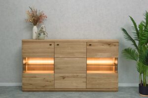 Komoda do obýváku Piemont 09 je nejen praktický a funkční kus nábytku, ale také designový prvek s moderními prvky.