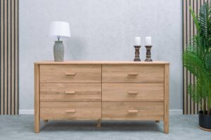 Komoda dub masiv Helen – nadčasový design a vysoká kvalita v jednom. Dřevěná komoda je ideálním doplňkem do obývacího pokoje, ložnice, pracovny nebo jakékoli jiné části Vašeho domova.