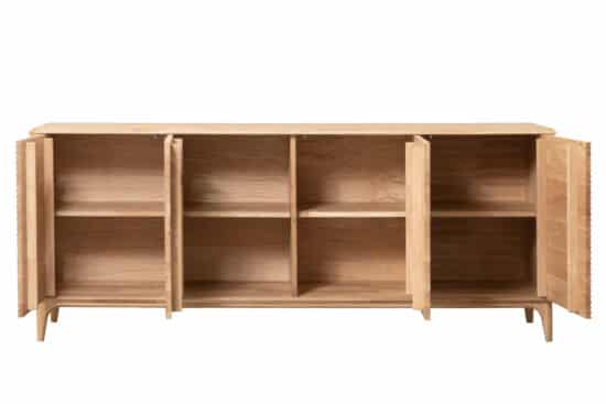 Komoda masiv Stockholm 4 se skvěle hodí do každého interiéru a stává se nepřehlédnutelnou součástí Vašeho domova a dodá Vašemu domovu jedinečný styl a eleganci.