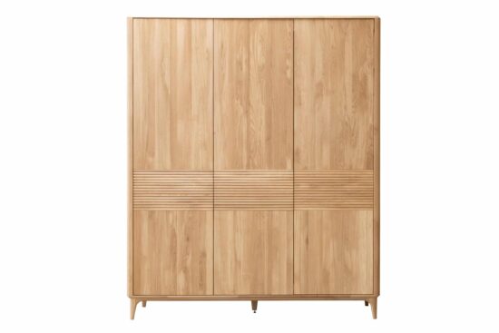 Dubová masivní skříň do ložnice Stockholm 2 přináší do interiéru nadčasovou eleganci a přírodní vzhled, který snadno ladí s různými styly. Díky kvalitnímu zpracování a odolnému materiálu nabízí skříň dlouhou životnost.