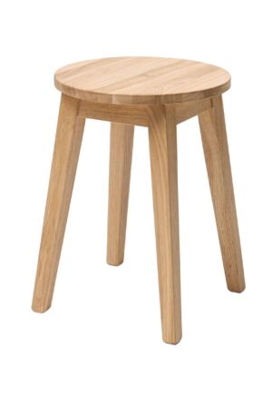 Dubový taburet Riga  je dokonalou kombinací stylu, pohodlí a kvality. Přestaňte dělat kompromisy mezi krásou a praktičností – s taburetem Riga získáte obojí. 