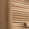 Elegantní a úzká dubová knihovna Barcelona je nejen stylovým doplňkem, ale také praktickým řešením pro menší prostory, kde poskytne maximální využití s minimálními nároky na místo.
