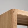 Elegantní a úzká dubová knihovna Barcelona je nejen stylovým doplňkem, ale také praktickým řešením pro menší prostory, kde poskytne maximální využití s minimálními nároky na místo.