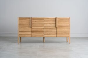 Tato komoda není jen obyčejným nábytkem, ale odrazem vašeho vytříbeného vkusu, smyslu pro detail a obliby přírodních materiálů. Ať už ji využijete pro praktické úložné řešení nebo jako designový prvek svého interiéru, Komoda Masiv Barcelona 4D bude vždy skvělou volbou.