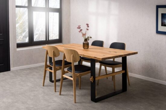 Zestaw do jadalni: stół Bergen + krzesła Verde z czarnej skóry ekologicznej: nada Państwa jadalni odrobinę luksusu, elegancji i ponadczasowego designu.
