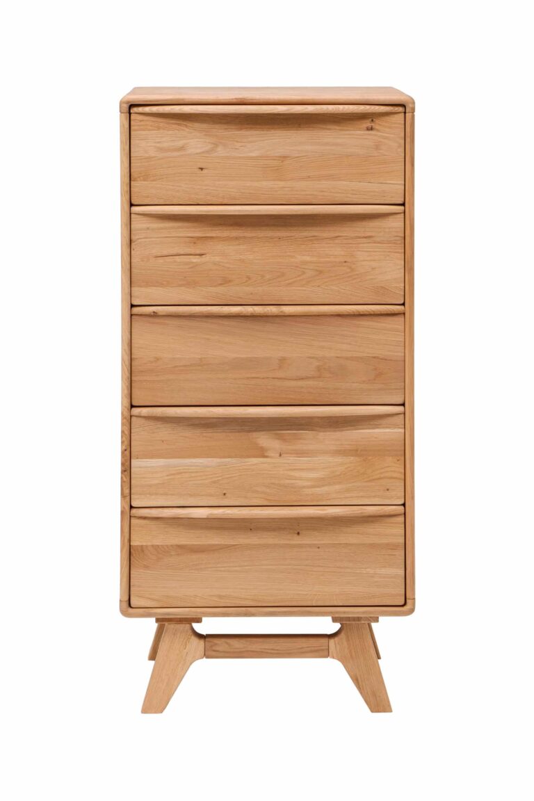 Dubová masivní komoda Bara 5Z nabízí pět prostorných zásuvek se systémem soft close v elegantním designu se zaoblenými hranami a stylovými nohami. Povrch je ošetřen přírodním olejem ADLER Legno Dura-Öl, který zvýrazňuje krásu dubového dřeva a zajišťuje snadnou údržbu.