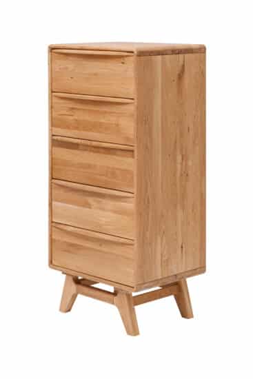 Dubová masivní komoda Bara 5Z nabízí pět prostorných zásuvek se systémem soft close v elegantním designu se zaoblenými hranami a stylovými nohami. Povrch je ošetřen přírodním olejem ADLER Legno Dura-Öl, který zvýrazňuje krásu dubového dřeva a zajišťuje snadnou údržbu.