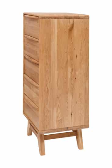 Dubová masivní komoda Bara 5Z nabízí pět prostorných zásuvek se systémem soft close v elegantním designu se zaoblenými hranami a stylovými nohami. Povrch je ošetřen přírodním olejem ADLER Legno Dura-Öl, který zvýrazňuje krásu dubového dřeva a zajišťuje snadnou údržbu.