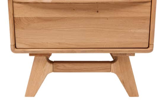 Dubová masivní komoda Bara 5Z nabízí pět prostorných zásuvek se systémem soft close v elegantním designu se zaoblenými hranami a stylovými nohami. Povrch je ošetřen přírodním olejem ADLER Legno Dura-Öl, který zvýrazňuje krásu dubového dřeva a zajišťuje snadnou údržbu.