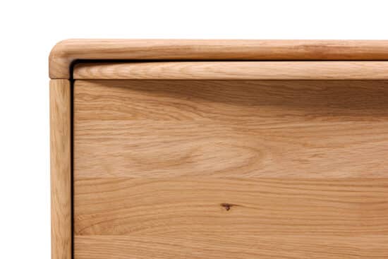 Dubová masivní komoda Bara 5Z nabízí pět prostorných zásuvek se systémem soft close v elegantním designu se zaoblenými hranami a stylovými nohami. Povrch je ošetřen přírodním olejem ADLER Legno Dura-Öl, který zvýrazňuje krásu dubového dřeva a zajišťuje snadnou údržbu.